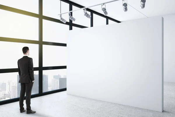 Geschäftsmann Steht Sauberen Galerieinnenraum Mit Kopierraum Weißer Wand Präsentationskonzept Attrappe — Stockfoto