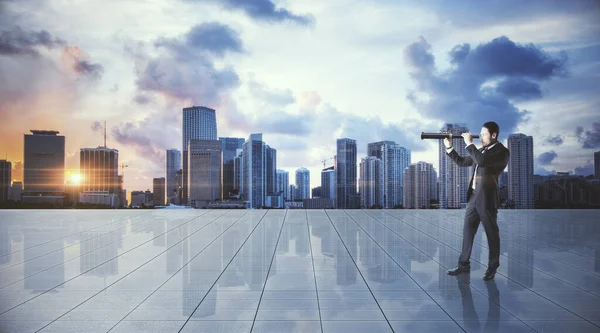 Joven Hombre Negocios Usando Prismáticos Fondo Ciudad Moderna Concepto Investigación — Foto de Stock