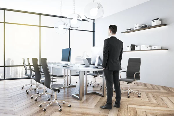 Zakenman Staat Hedendaagse Coworking Office Interieur Met Computer Uitzicht Stad — Stockfoto