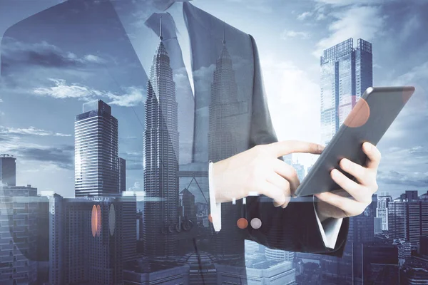 抽象的な都市の背景にデジタルタブレットを使用してビジネスマンの手 ネットワーク 通信の概念 二重露光 — ストック写真