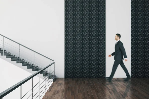 Empresário Caminhando Interior Salão Minimalista Com Escadas Parede Branco Conceito — Fotografia de Stock
