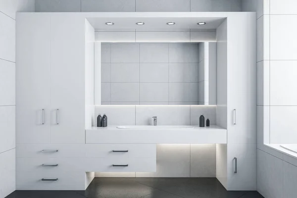 Kamar Mandi Putih Bersih Dengan Cermin Dan Wastafel Yang Nyaman — Stok Foto