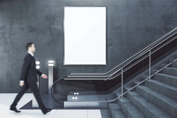 Adamı Yürüyen Merdiven Beton Duvarda Boş Reklam Panosu Olan Bir — Stok fotoğraf