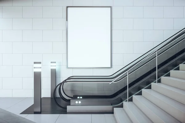 现代火车站混凝土墙上的空白广告牌上有自动扶梯 模特儿 3D渲染 — 图库照片