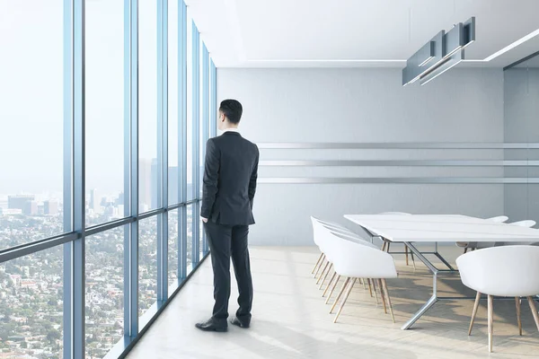 Podnikatel Stojí Moderní Konferenční Místnosti Panoramatickým Výhledem Město Konferenční Stůl — Stock fotografie
