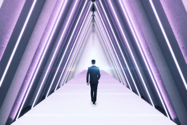 Бізнесмен Ходить Фіолетовому Інтер Єрі Абстрактним Світловим Трикутним Коридором Інновації — стокове фото