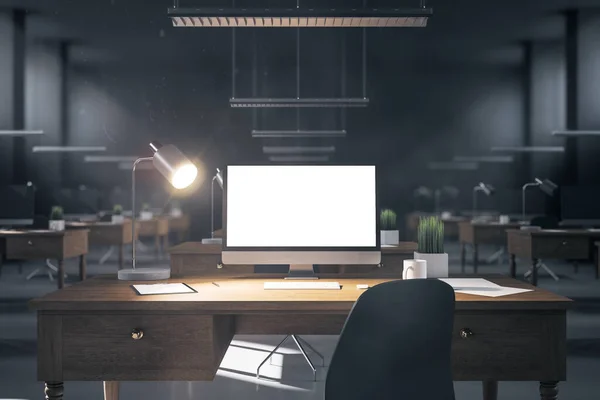 Współpracujący Nocny Komputer Biurowy Pustym Ekranem Miejsce Pracy Koncepcja Korporacyjna — Zdjęcie stockowe