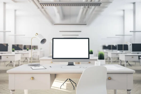 Moderna Sala Coworking Oficina Con Muebles Ordenador Con Pantalla Blanco —  Fotos de Stock
