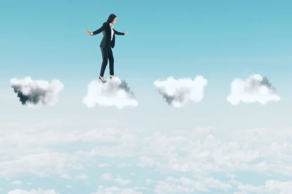 Επιχειρηματίας Κοστούμι Στέκεται Στα Σύννεφα Στο Φόντο Της Πόλης Έννοια — Φωτογραφία Αρχείου