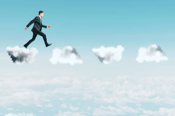 Joven Hombre Negocios Caminando Sobre Las Nubes Fondo Del Cielo —  Fotos de Stock