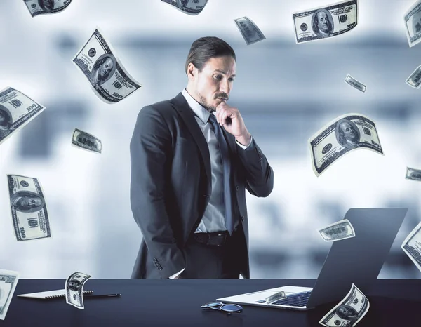 Biznesmen Myślący Spadające Dolary Koncepcja Sukcesu Biznesowego Finansowego — Zdjęcie stockowe