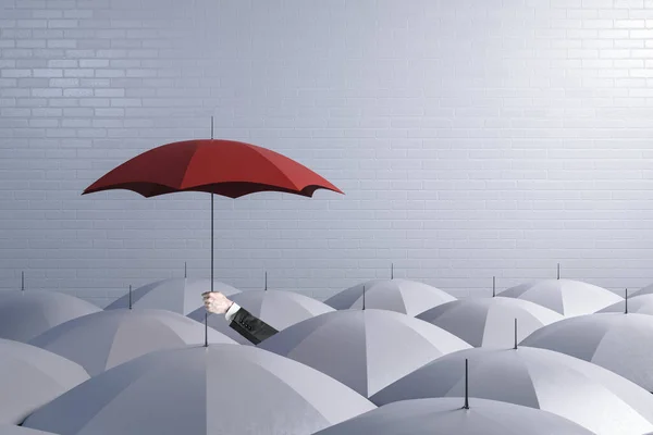 Ruka Držící Červený Deštník Nad Ostatními Bílými Deštníky Obchodní Bezpečnostní — Stock fotografie