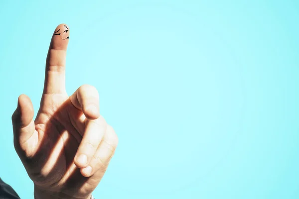 Палець Малюнком Смайлик Обличчя Ізольовано Синьому Фоні Концепція Хороших Емоцій — стокове фото