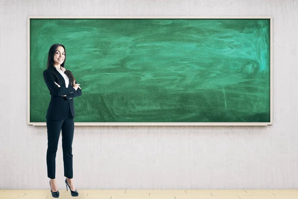 Zakenvrouw Staat Een Modern Klaslokaal Met Leeg Schoolbord Onderwijs Schoolconcept — Stockfoto