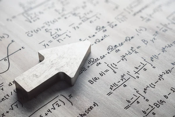 Flecha Metal Cromado Pared Hormigón Con Fórmulas Matemáticas Concepto Liderazgo —  Fotos de Stock