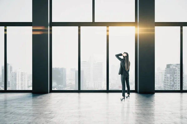 Zakenvrouwen Leeg Ganginterieur Met Helder Daglicht Uitzicht Stad Leiderschap Succesconcept — Stockfoto