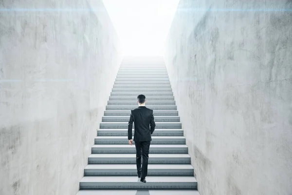 Empresario Caminando Escalera Superior Sobre Fondo Azul Del Cielo Concepto —  Fotos de Stock