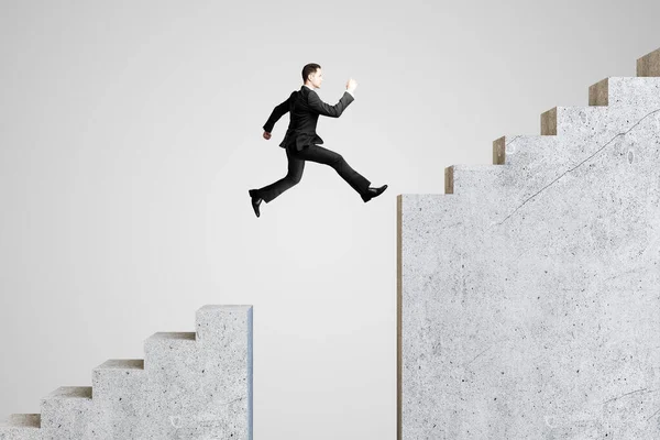 Jungunternehmer Springt Auf Einer Treppe Vor Grauem Hintergrund Erfolgs Und — Stockfoto