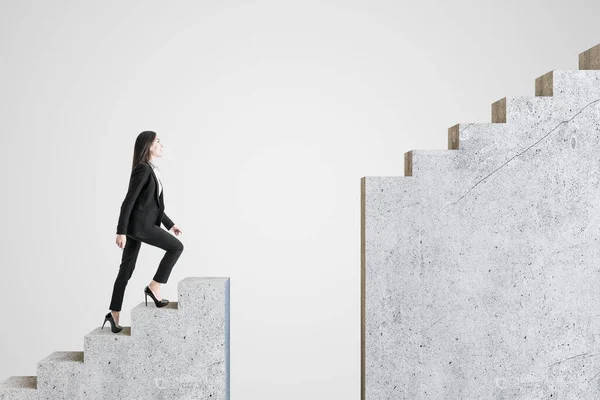 灰色の背景に断続的にコンクリート階段を歩くビジネスマンの女性 成功と挑戦の概念 — ストック写真