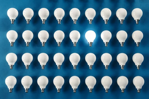 Świecąca Lampa Wiele Lamp Niebieskim Tle Idea Koncepcja Przywództwa Renderowanie — Zdjęcie stockowe