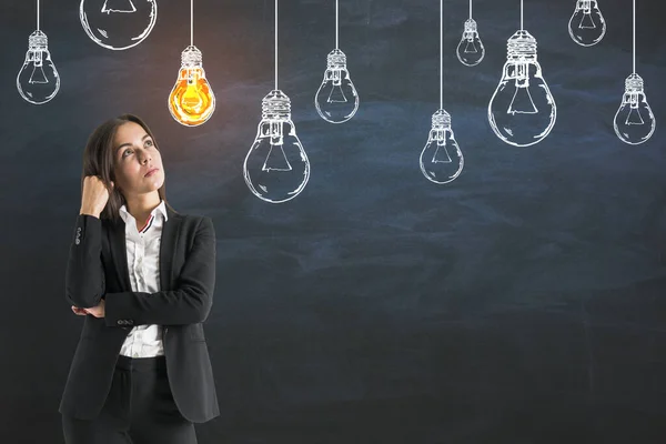 Geschäftsfrau Denkt Und Zeichnet Glühbirnen Auf Tafel Innovations Und Führungskonzept — Stockfoto