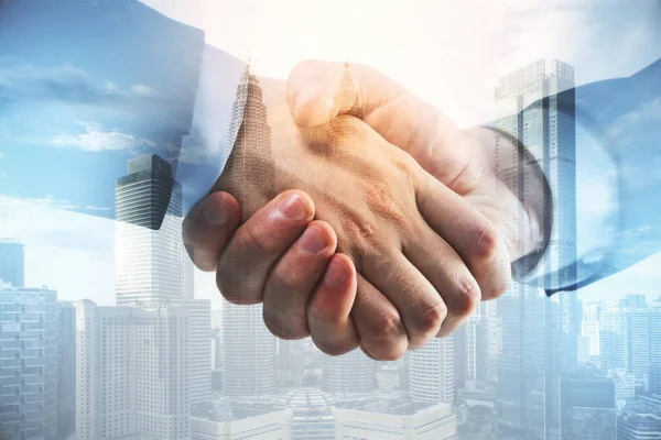パノラマの街の景色を背景に握手をするビジネスマン 専門的かつチームワークの概念 — ストック写真