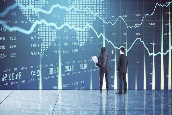 Businesspartner Při Pohledu Kreativní Burzovní Graf Finanční Analytiky Digitální Obrazovce — Stock fotografie
