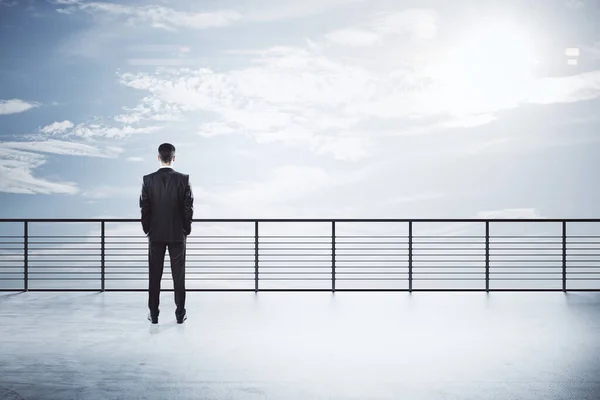 Jovem Empresário Telhado Com Vista Panorâmica Céu Azul Conceito Emprego — Fotografia de Stock