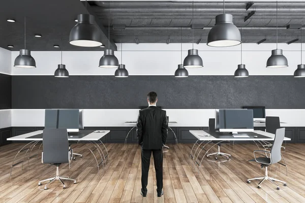 商人站在办公室的内部 工作场所和电脑在桌子上 工作场所和公司概念 — 图库照片
