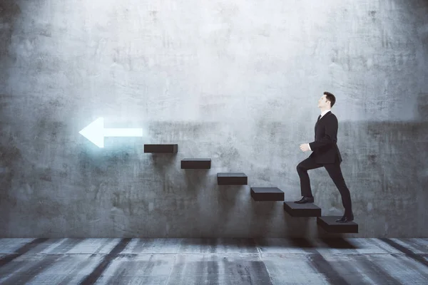 Empresario Caminando Por Las Escaleras Éxito Con Flecha Pared Gris — Foto de Stock