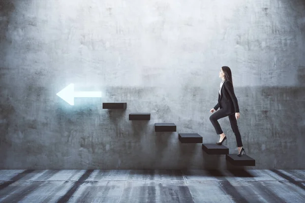 Joven Mujer Negocios Caminando Por Las Escaleras Éxito Con Flecha —  Fotos de Stock