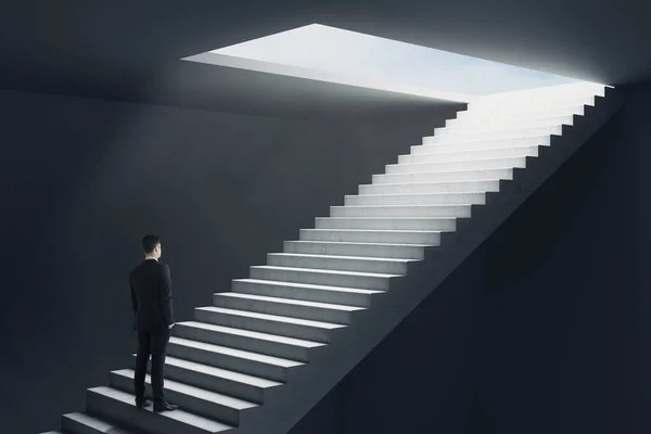 商人站在通往蓝天的梯子上 领导和职业阶梯概念 — 图库照片