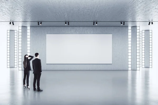 Uomo Affari Donna Affari Che Guardano Striscioni Vuoti Sul Muro — Foto Stock