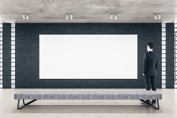 Homme Affaires Debout Dans Intérieur Galerie Moderne Regardant Sur Panneau — Photo