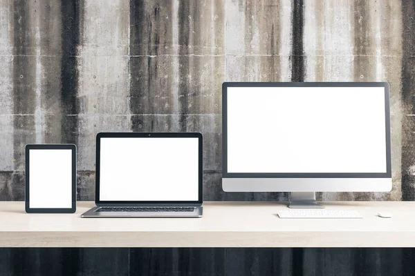 Dijital Tablet Bilgisayar Monitörü Ofis Masasında Beton Duvarda Boş Ekran — Stok fotoğraf