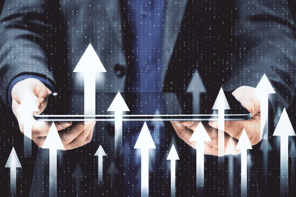 デジタルタブレットと成長ビジネス矢印を保持ビジネスマン 貿易と成長の概念 — ストック写真