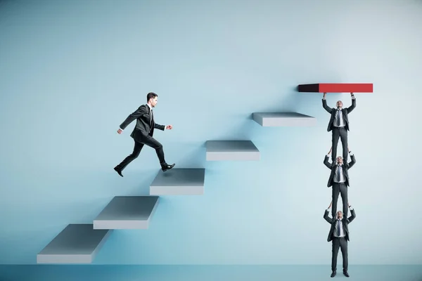 Empresário Correndo Escadas Para Sucesso Parede Azul Conceito Liderança Desenvolvimento — Fotografia de Stock
