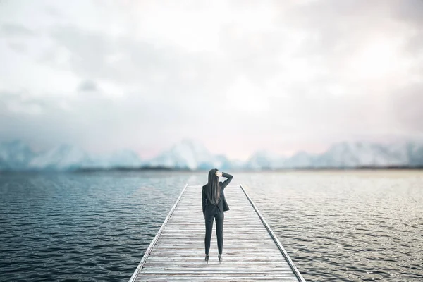 Zakenman Pak Staat Houten Pier Kijkt Naar Lucht Bedrijfs Uitdagingsconcept — Stockfoto