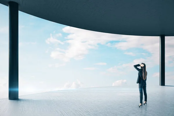 Młoda Bizneswoman Stojąca Sali Biurowej Panoramicznym Widokiem Błękitne Niebo Koncepcja — Zdjęcie stockowe