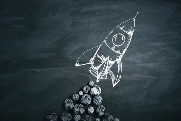 Papeles Arrugados Cohetes Tirados Pizarra Éxito Concepto Startup Renderizado — Foto de Stock