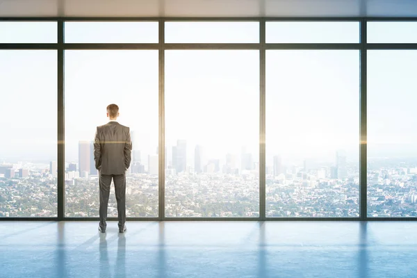 Jeune Homme Affaires Debout Dans Hall Bureau Avec Vue Panoramique — Photo