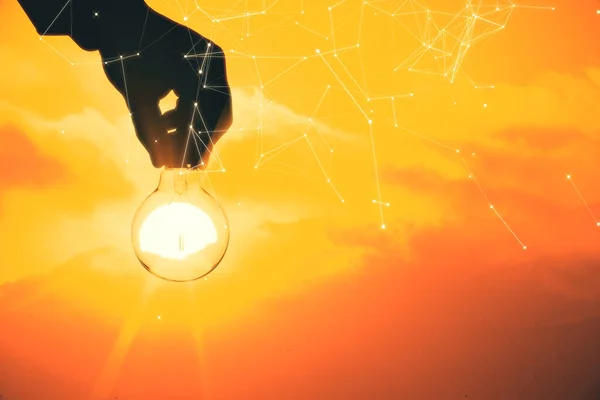 Рука Держит Светящуюся Многоугольную Лампочку Фоне Заката Успех Бизнеса Концепция — стоковое фото