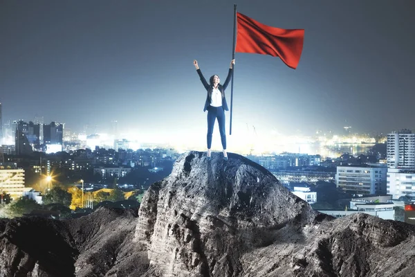 快乐的女商人站在山上 举着红旗 城市天际线背景 领导和成功概念 — 图库照片