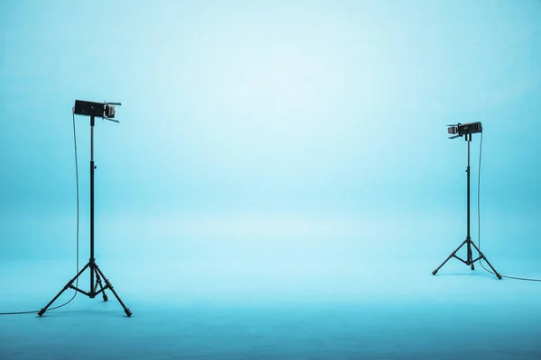 Fotostudio Met Twee Schijnwerpers Blanco Blauwe Wand Toneelconcept Kopieerruimte Weergave — Stockfoto