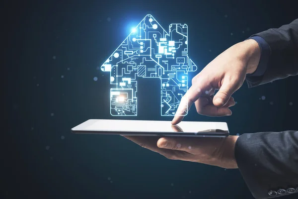 Şadamı Dijital Devre Evi Hologramıyla Tablet Kullanıyor Akıllı Teknoloji Konsepti — Stok fotoğraf