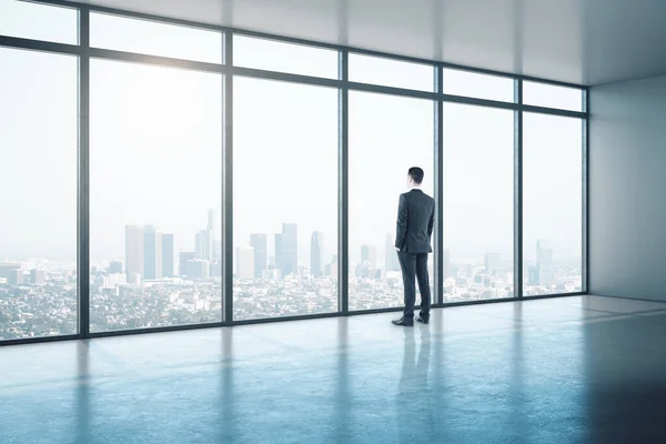 Jungunternehmer Blickt Auf Fenster Zeitgenössischem Büro Mit Blick Auf Die — Stockfoto