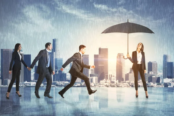 Geschäftspartner Die Sich Vor Dem Regen Unter Einem Regenschirm Vor — Stockfoto