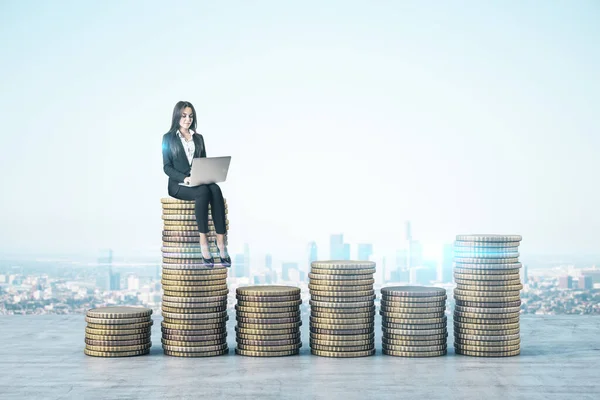 Mujer Negocios Con Portátil Monedas Oro Sobre Fondo Panorámico Ciudad —  Fotos de Stock