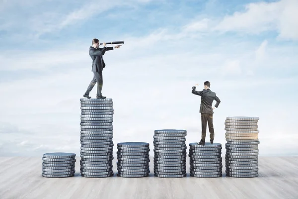 Empresario Con Telescopio Pie Sobre Monedas Plata Fondo Del Cielo —  Fotos de Stock