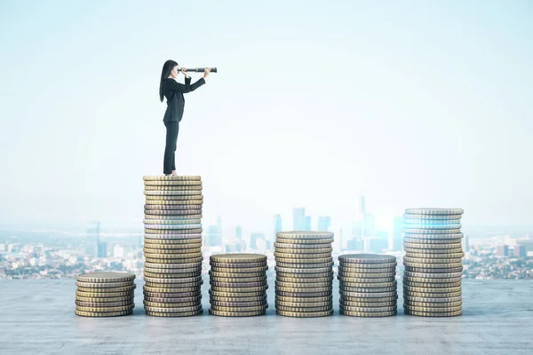 Empresaria Con Telescopio Pie Sobre Monedas Oro Sobre Fondo Panorámico —  Fotos de Stock